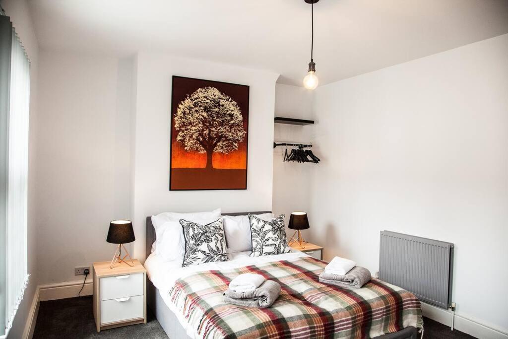 2 Bedroom House By Brookland Stays Serviced Accommodation Short Lets Liverpool With Free Wifi Kültér fotó